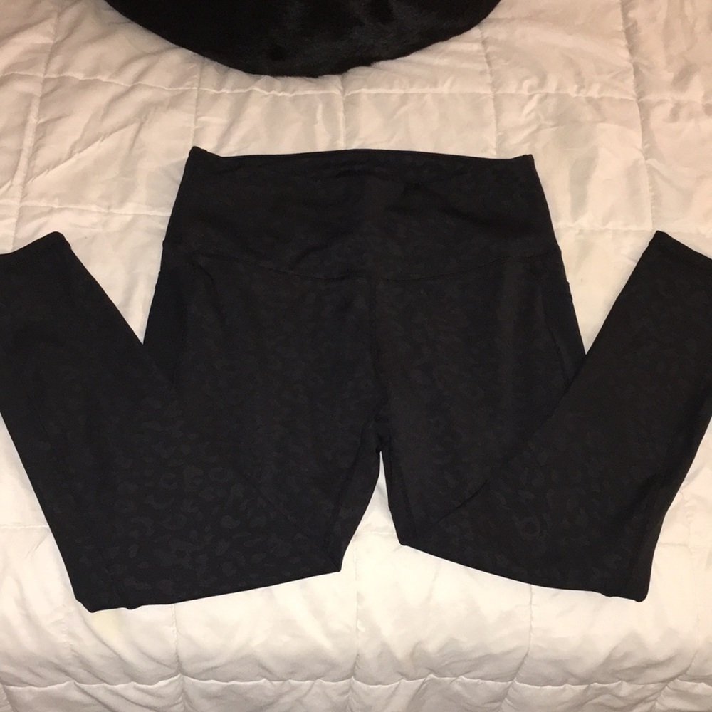 LegEnd Black leopard leggings size x-large gently worn has two pockets on sides